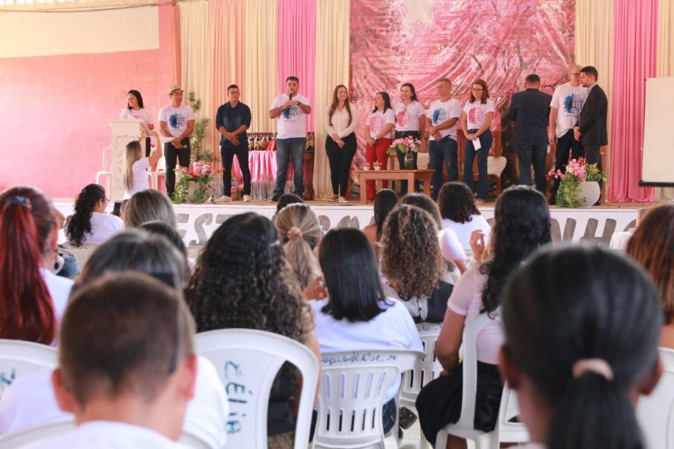 Prefeito Márcio Serrão comemora dia do Professor com café da manhã.